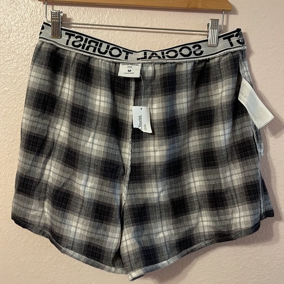 NWT Social tourist by Hollister shorts. Size Medium - Picture 5 of 6